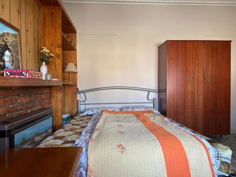 A Nice And Spacious Room In Sunshine - Accommodation Search 4