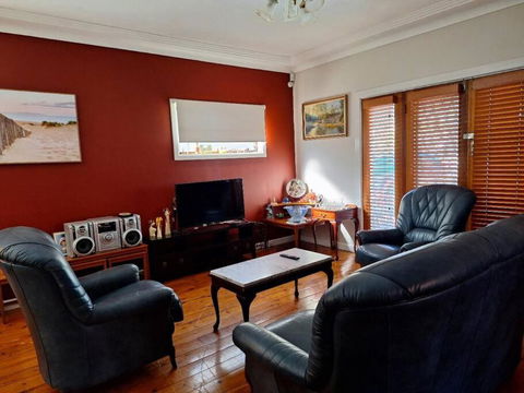 A Rosy House In Roselands - Accommodation Search 0