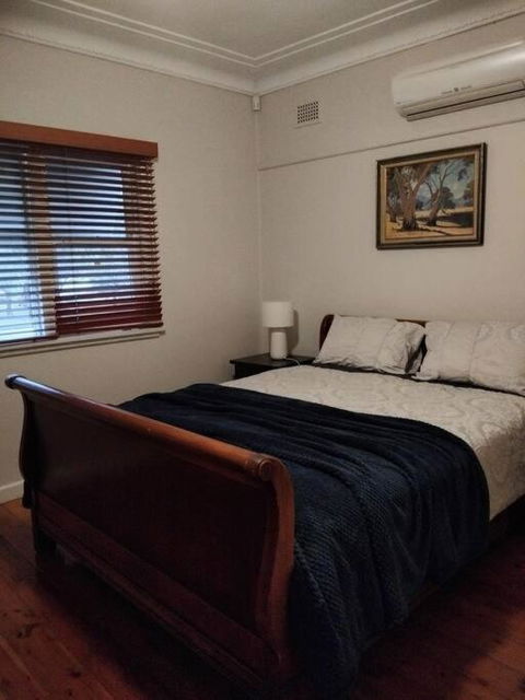 A Rosy House In Roselands - Accommodation Search 1