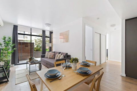 A Spacious 2BR Apt With A Courtyard & FREE Parking - Accommodation Search 0
