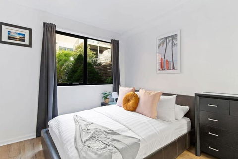 A Spacious 2BR Apt With A Courtyard & FREE Parking - Accommodation Search 1