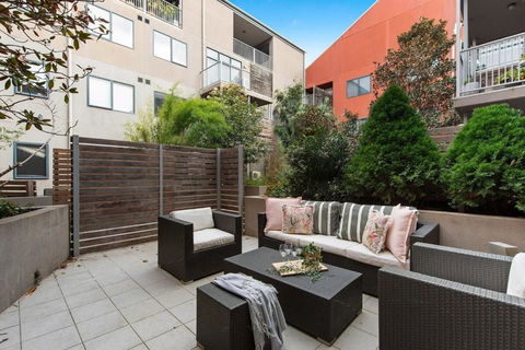 A Spacious 2BR Apt With A Courtyard & FREE Parking - Accommodation Search 2