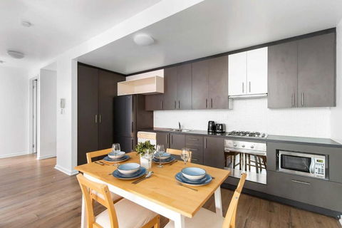 A Spacious 2BR Apt With A Courtyard & FREE Parking - Accommodation Search 3