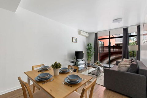 A Spacious 2BR Apt With A Courtyard & FREE Parking - Accommodation Search 4
