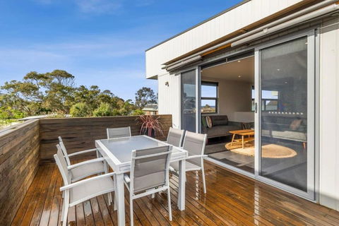 A Wave From It All Ocean Glimpse Central Torquay - Accommodation Search 1