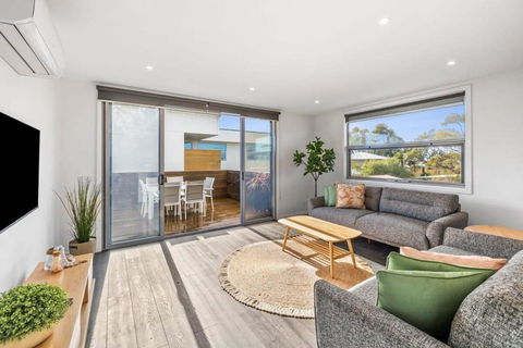 A Wave From It All Ocean Glimpse Central Torquay - Accommodation Search 0