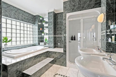 Absolute Bay Frontage With Open Fire And Spa Bath - Accommodation Search 3