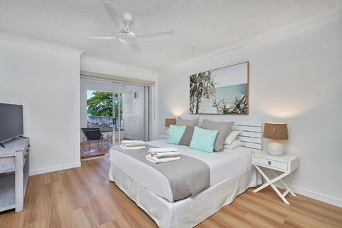 Absolute Beachfront 2 Bedroom Apartment Alassio Palm Cove - Accommodation Search 1