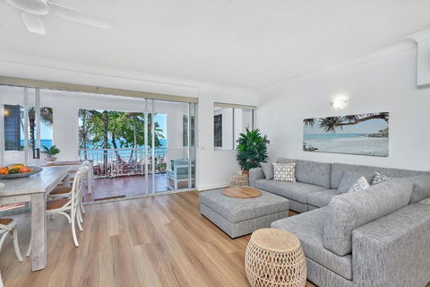 Absolute Beachfront 2 Bedroom Apartment Alassio Palm Cove - Accommodation Search 2