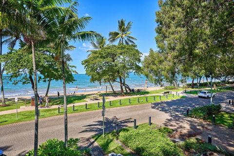 Absolute Beachfront 2 Bedroom Apartment Alassio Palm Cove - Accommodation Search 0