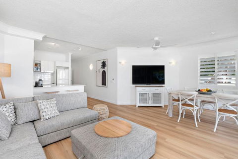 Absolute Beachfront 2 Bedroom Apartment Alassio Palm Cove - Accommodation Search 4