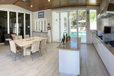 Absolute Beachfront 2 Bedroom Luxury Holiday Apartment - Accommodation Search 2