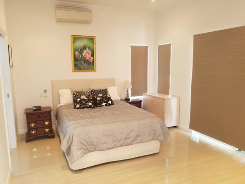 Absolute Beachfront 2 Bedroom Luxury Holiday Apartment - Accommodation Search 3