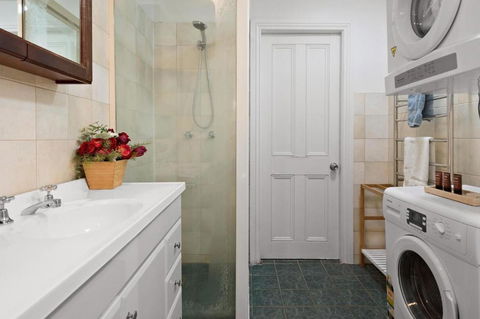 Absolute Beachfront 2BR Pet-Friendly Terrace - The Coachhouse - Accommodation Search 2