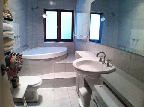 Absolute Beachfront Apartment, Amazing Sunsets - Accommodation Search 4
