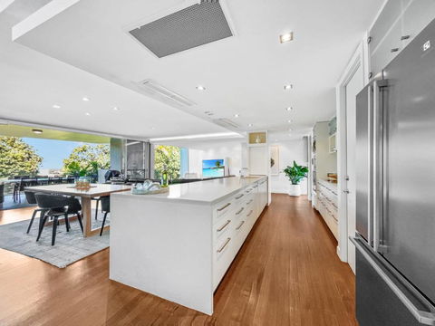 Absolute Beachfront Beach House With Amazing Views - Accommodation Search 3