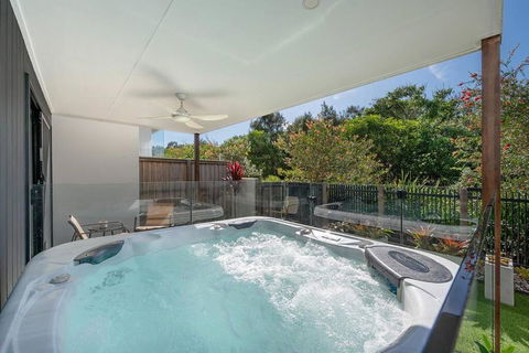 Absolute Beachfront Marcoola 4Bd, Heated Spa - Accommodation Search 1