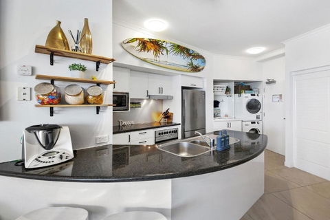 Absolute Beachfront Rolling Surf Resort - Accommodation Search 1