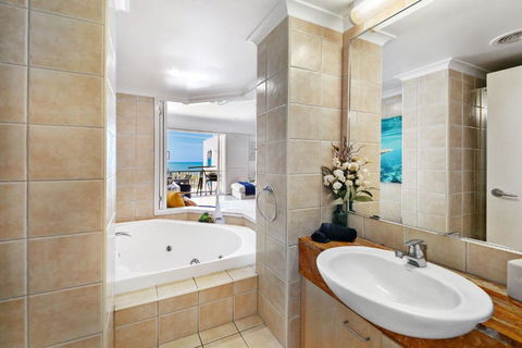 Absolute Beachfront Rolling Surf Resort - Accommodation Search 3
