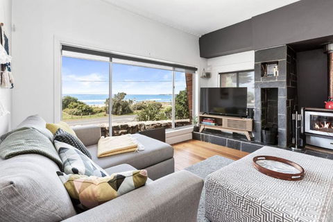 Absolute Beachfront Views Apollo Bay - Accommodation Search 0
