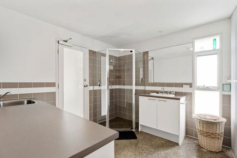 Absolute Luxury Beachfront - Middleton - BYO Linen - Accommodation Search 4