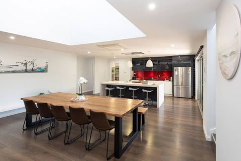 Absolute Waterfront, Amazing Views, Maloneys Beach - Accommodation Search 3