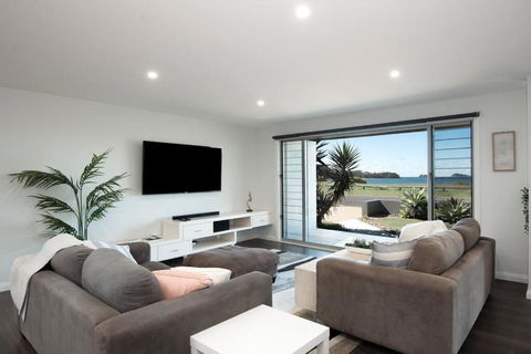 Absolute Waterfront, Amazing Views, Maloneys Beach - Accommodation Search 1