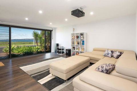Absolute Waterfront, Amazing Views, Maloneys Beach - Accommodation Search 2