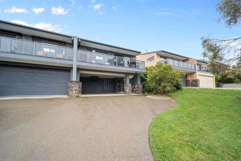 Acacia 2 - Modern 3BR Townhouse L Bath L WiFi L BBQ L Foxtel - Accommodation Search 1