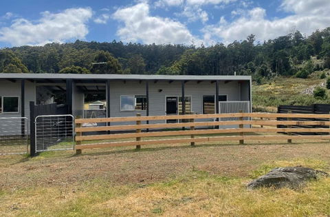 Acacia Hills Retreat - Accommodation Search 0