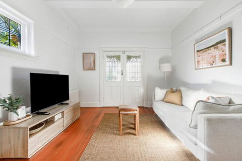 Acland Art Deco - Coastal Chic By St Kilda Beach - Accommodation Search 0