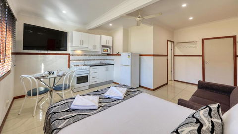 Across Country Motor Inn & Cottages - Accommodation Search 2