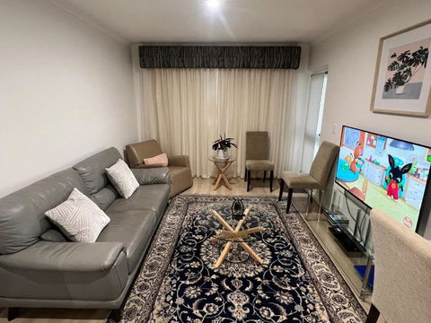 ADELAIDE CBD APARTMENT - 3BR, 2BATH & CARPARK - Accommodation Search 1