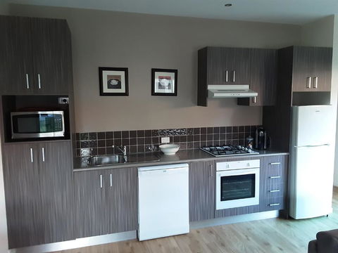 Adelphi Apartment 2- Poolside Or Apartment 2A- King Studio - Accommodation Search 4