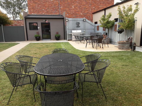 Adelphi Apartment 2- Poolside Or Apartment 2A- King Studio - Accommodation Search 3