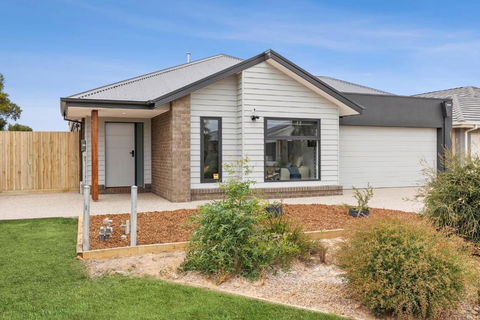 ADELPHI In The Point - Accommodation Search 0