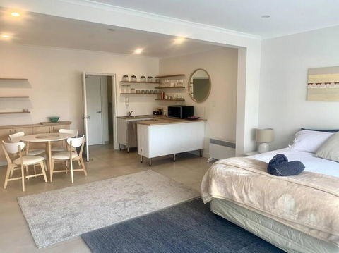 Adorable Studio Next To Cafe, Walk To Beach! - Accommodation Search 3