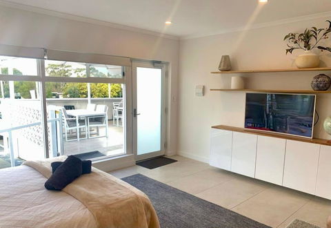 Adorable Studio Next To Cafe, Walk To Beach! - Accommodation Search 2