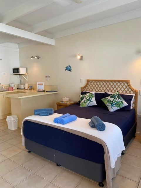 AFFORDABLE ISLAND ESCAPE! Queen Studio, Nelly Bay - Accommodation Search 1