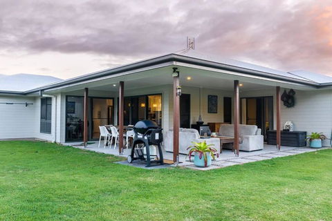 Agnes Retreat - 4 BR - 2 Min Walk To Beach - Accommodation Search 1