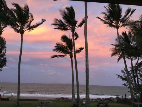 ABSOLUTE BEACH FRONT MACKAY - Blue Pacific - Accommodation Search 4