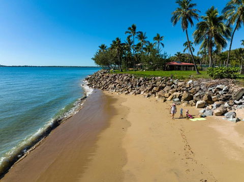 ABSOLUTE BEACH FRONT MACKAY - Blue Pacific - Accommodation Search 3