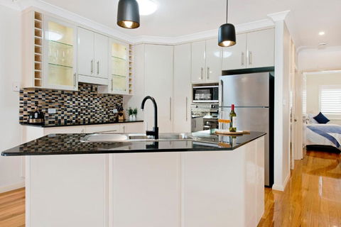 Adrift At Dolphin Cove Apt 5 - Riverfront Modern - Accommodation Search 3