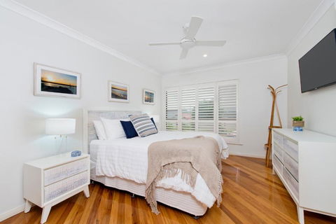 Adrift At Dolphin Cove Apt 5 - Riverfront Modern - Accommodation Search 4