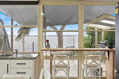 Absolute Waterfront Hidden Gem Toukley - Accommodation Search 3
