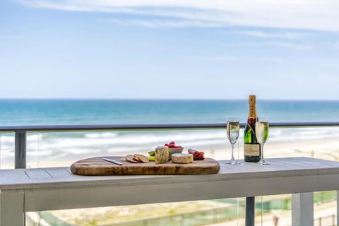 Absolute Beachfront Apartment 3B Pool Spa - Accommodation Search 3