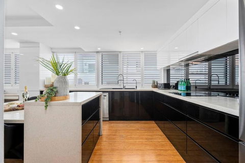 Absolute Beachfront Apartment 3B Pool Spa - Accommodation Search 4