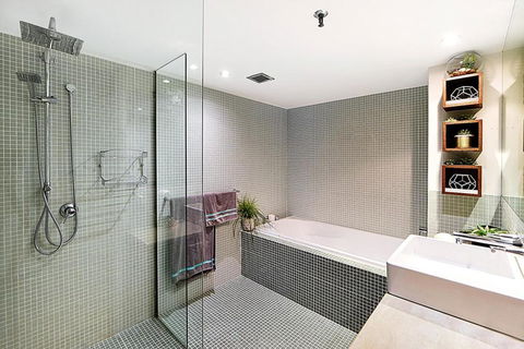 Absolute Beachfront Apartment 3B Pool Spa - Accommodation Search 1