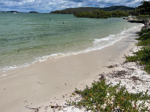 ABSOLUTE BEACHFRONT Port Stephens - Pindimar Beach House - Accommodation Search 3