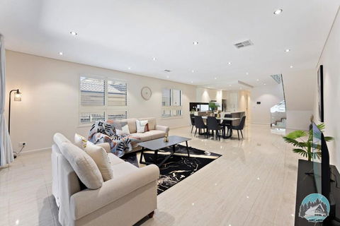 Aircabin - Eastwood - Luxury - 4 Bedrooms House - Accommodation Search 0